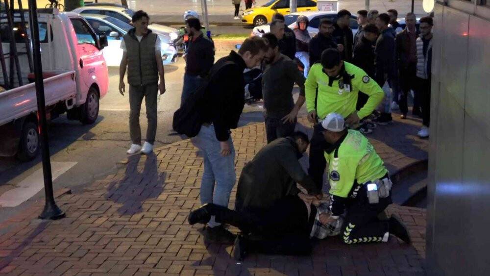 Kavgayı ayırmaya çalışan polisin kolunu ısırdı