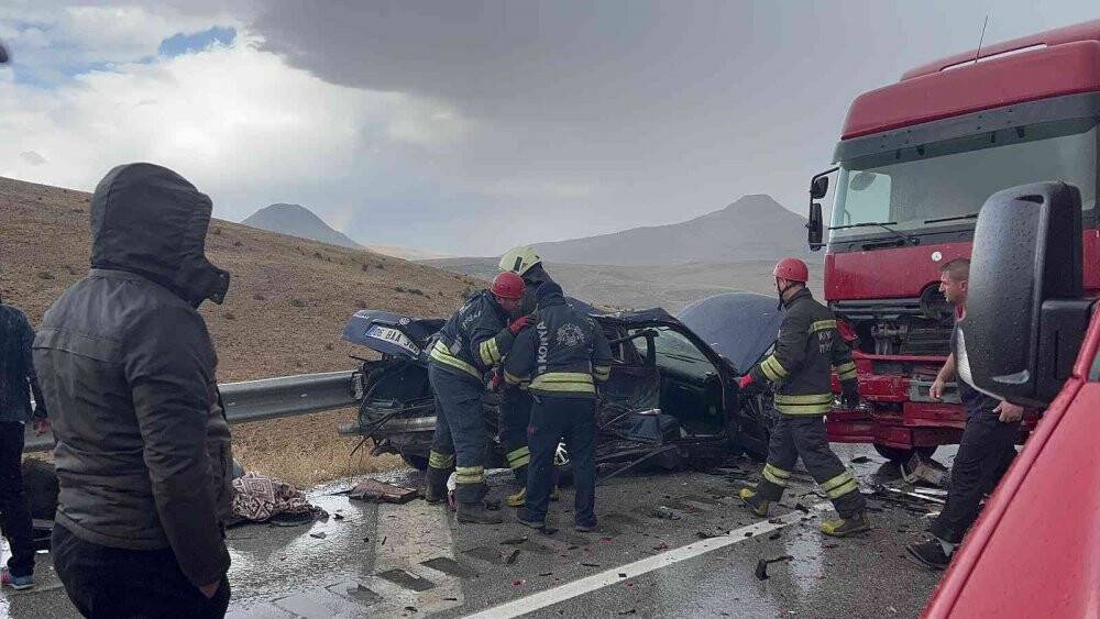 Kontrolden çıkan otomobil tırla çarpıştı: 1 ölü, 1 yaralı