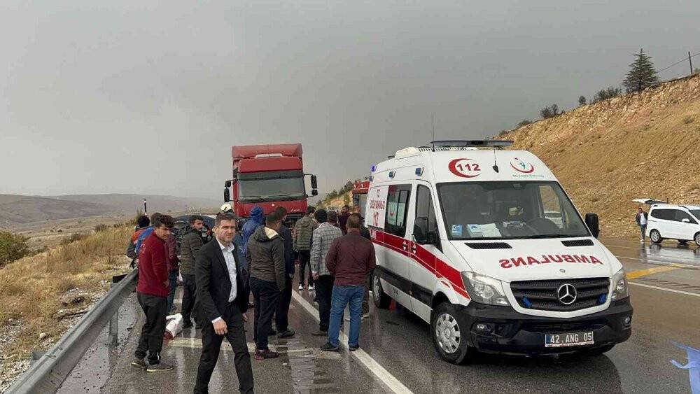 Kontrolden çıkan otomobil tırla çarpıştı: 1 ölü, 1 yaralı