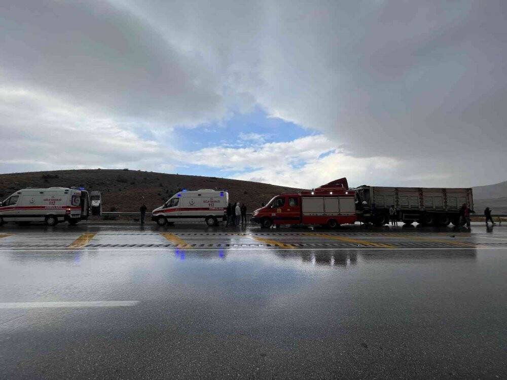 Kontrolden çıkan otomobil tırla çarpıştı: 1 ölü, 1 yaralı