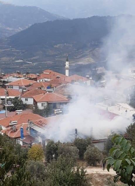 Manisa’da iki katlı ahşap evde yangın