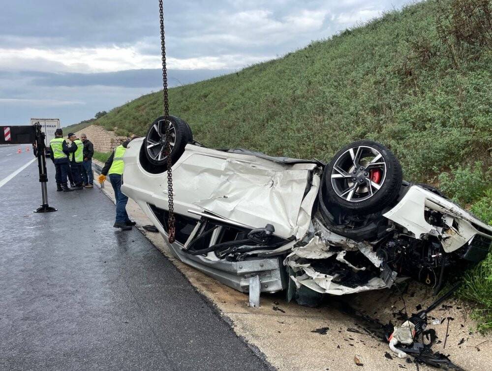Tırla çarpışan lüks otomobil su kanalına devrildi: 2 yaralı