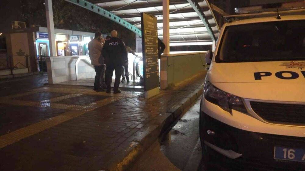 Yürüyen merdivenin kapağını çaldılar, tehlike saçtılar