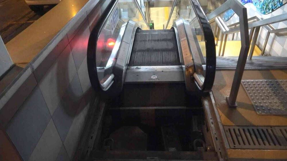 Yürüyen merdivenin kapağını çaldılar, tehlike saçtılar