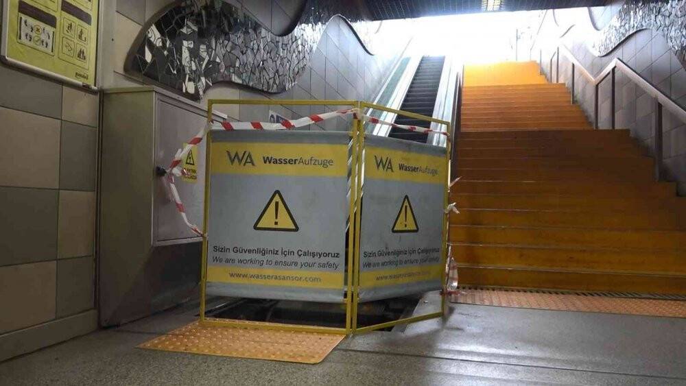 Yürüyen merdivenin kapağını çaldılar, tehlike saçtılar