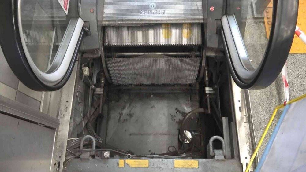 Yürüyen merdivenin kapağını çaldılar, tehlike saçtılar