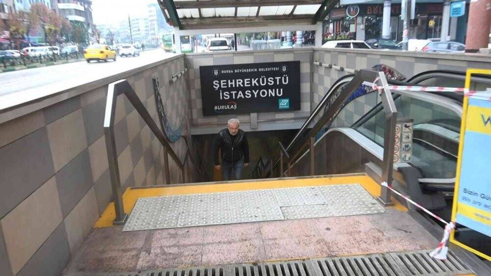 Yürüyen merdivenin kapağını çaldılar, tehlike saçtılar