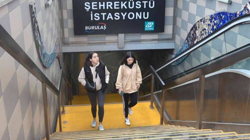 Yürüyen merdivenin kapağını çaldılar, tehlike saçtılar