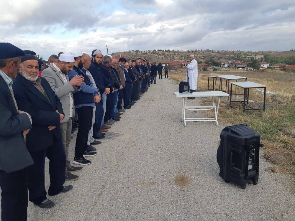 Babaları tarafından katledilen iki kardeş ve anneleri son yolculuğuna uğurlandı