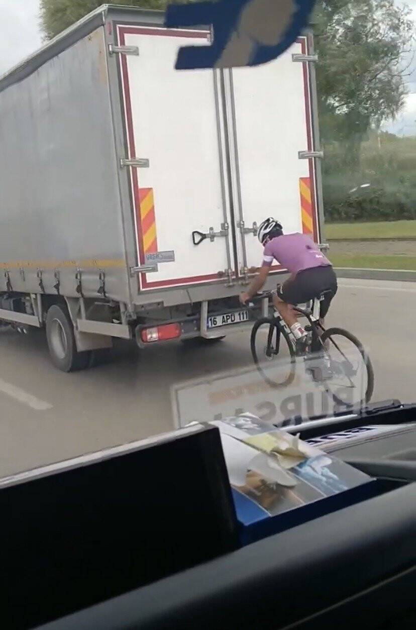 Bursa’da bisikletli gençlerin tehlikeli yolculuğu kamerada