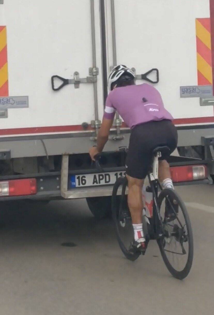 Bursa’da bisikletli gençlerin tehlikeli yolculuğu kamerada