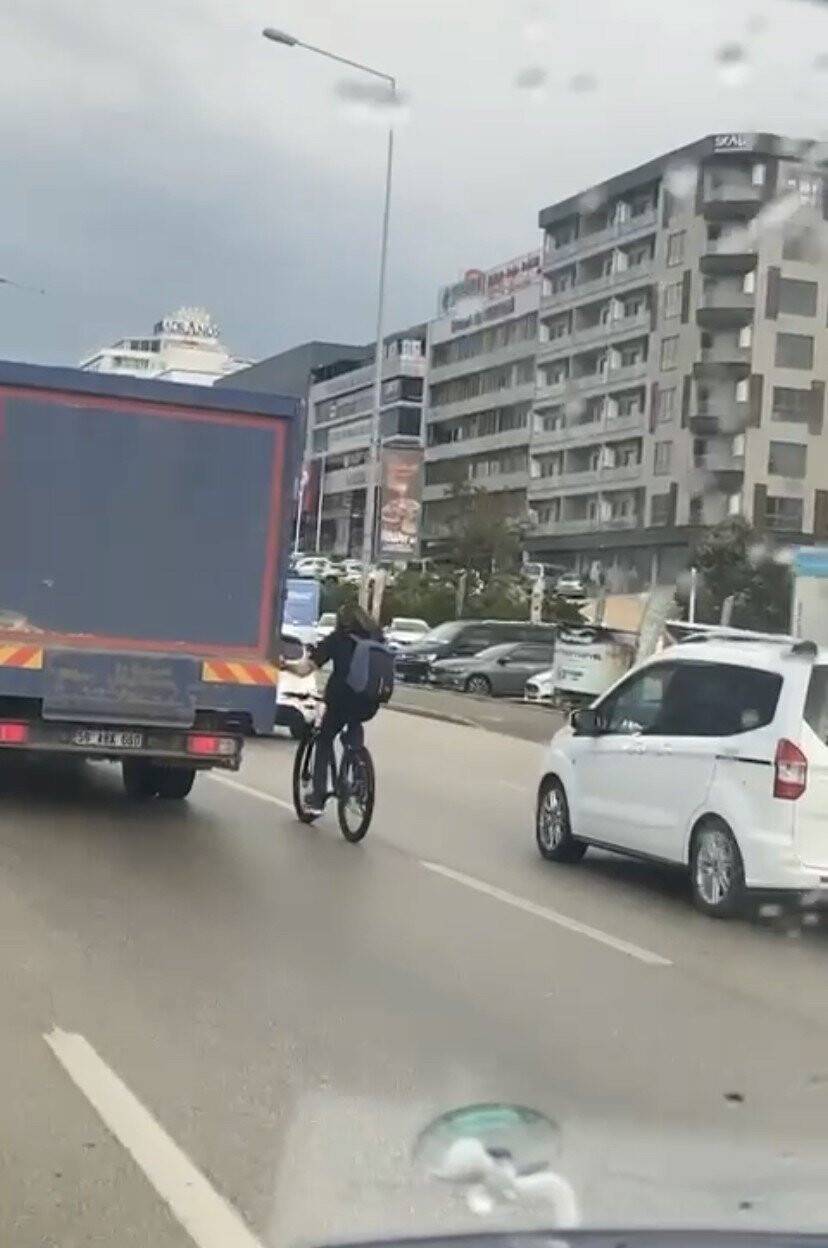 Bursa’da bisikletli gençlerin tehlikeli yolculuğu kamerada