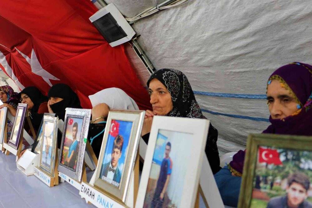 Çocuklarını terör örgütüne kaptıran ailelerin direnişi sürüyor