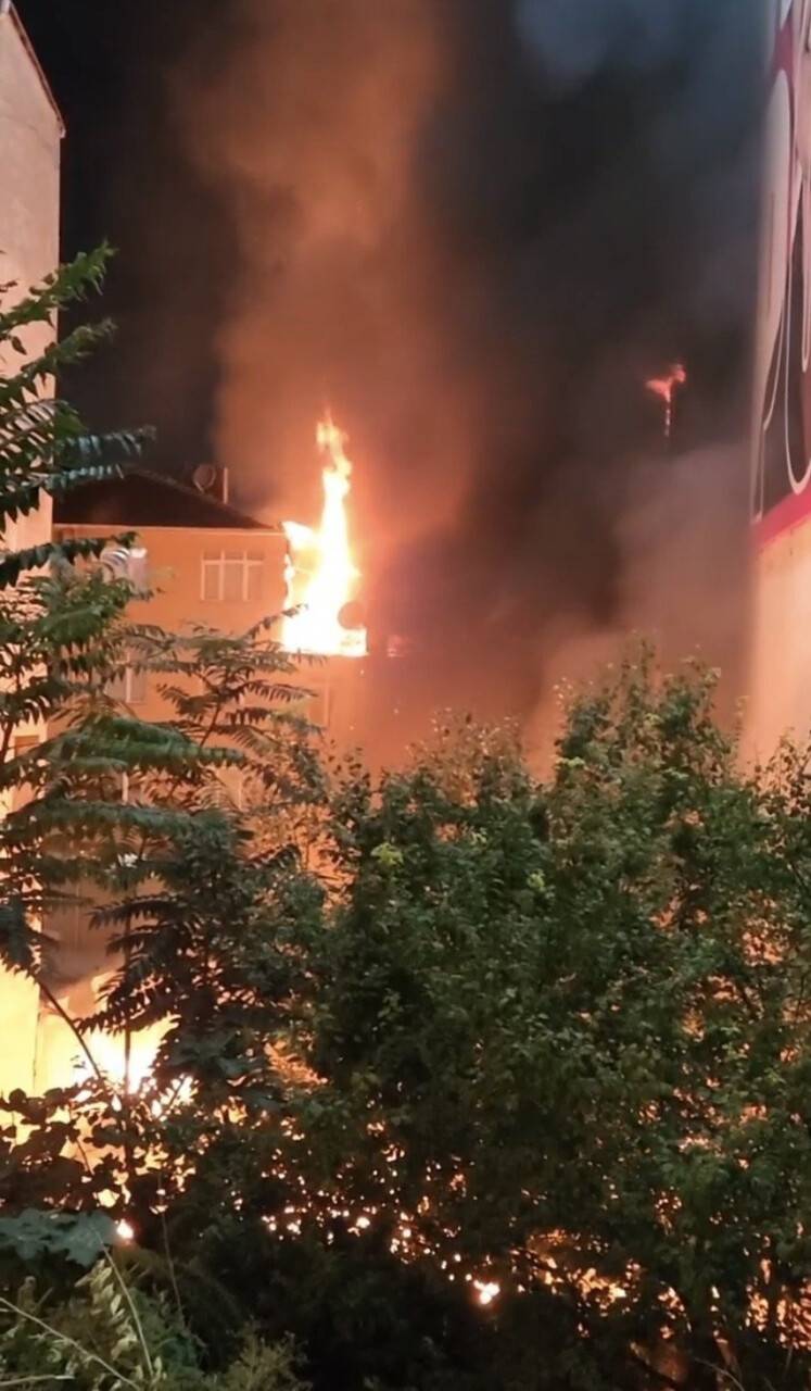 Kadıköy’de binada doğal gaz patlaması