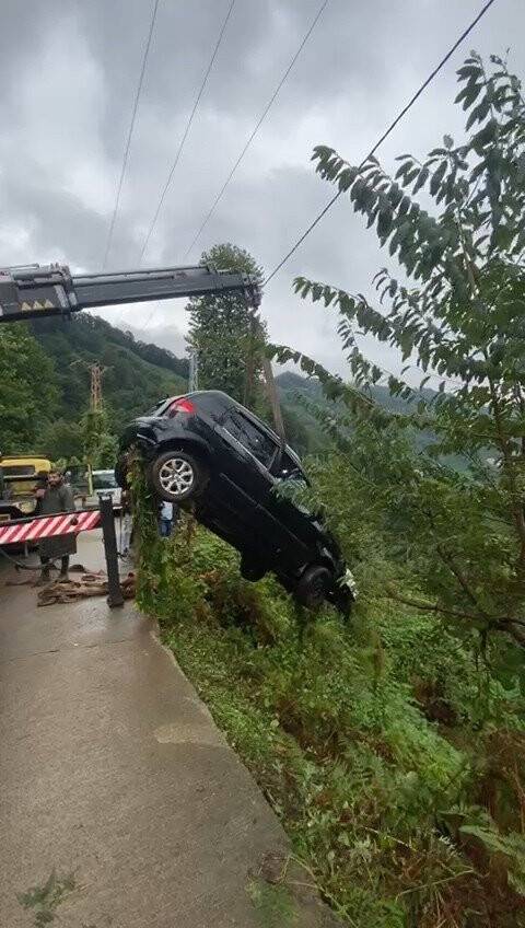 Rize’de otomobil uçuruma yuvarlandı: 1 yaralı
