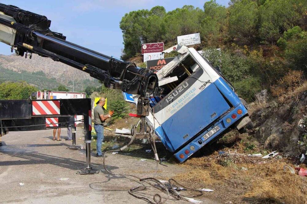 Tır ile halk otobüsü çarpıştı, yolcu bulunmaması faciayı önledi