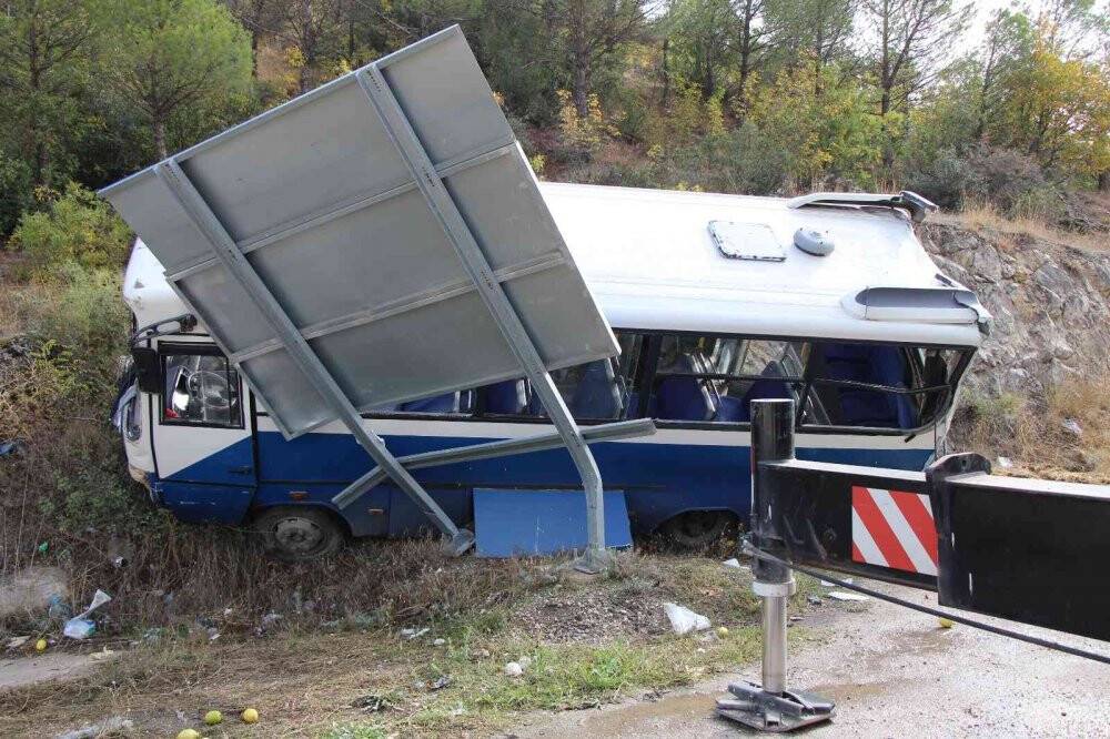 Tır ile halk otobüsü çarpıştı, yolcu bulunmaması faciayı önledi