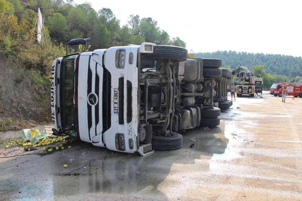 Tır ile halk otobüsü çarpıştı, yolcu bulunmaması faciayı önledi