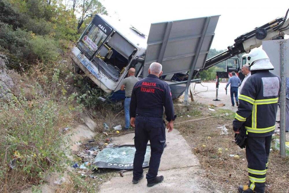 Tır ile halk otobüsü çarpıştı, yolcu bulunmaması faciayı önledi