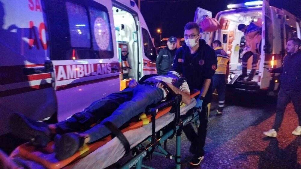 Tır kavşakta otomobile çarptı: 2 yaralı