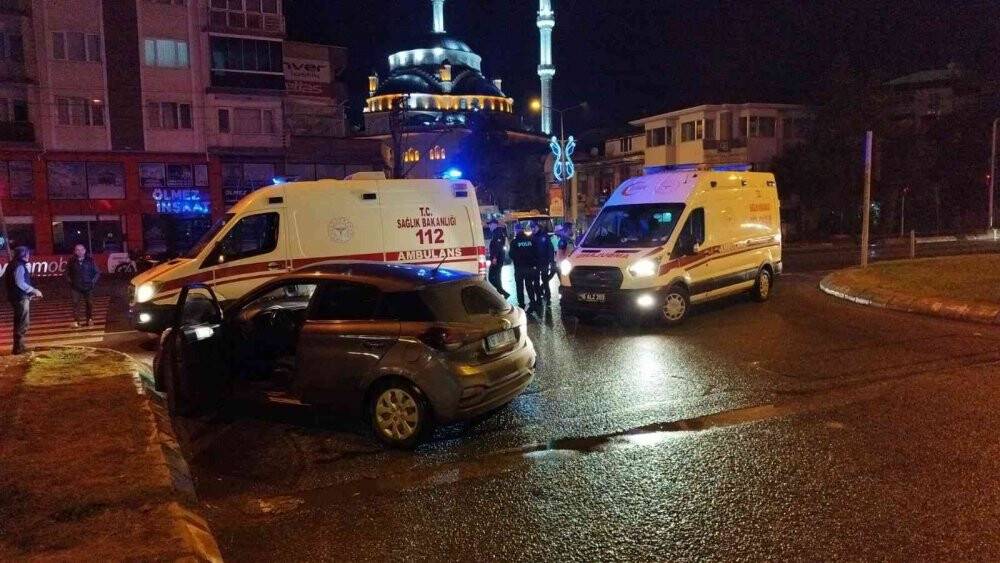 Tır kavşakta otomobile çarptı: 2 yaralı