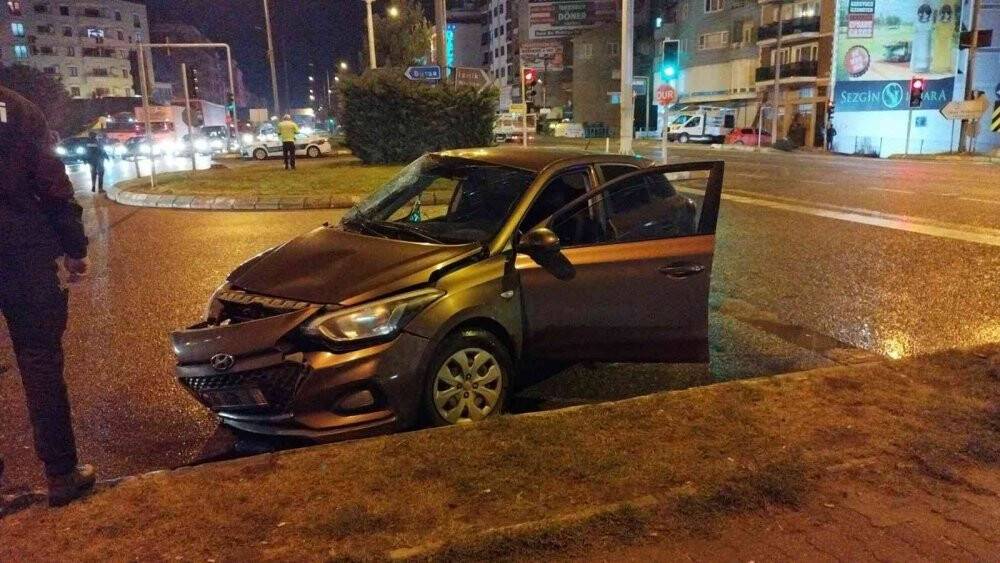 Tır kavşakta otomobile çarptı: 2 yaralı