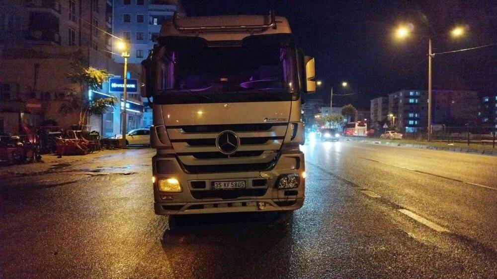 Tır kavşakta otomobile çarptı: 2 yaralı