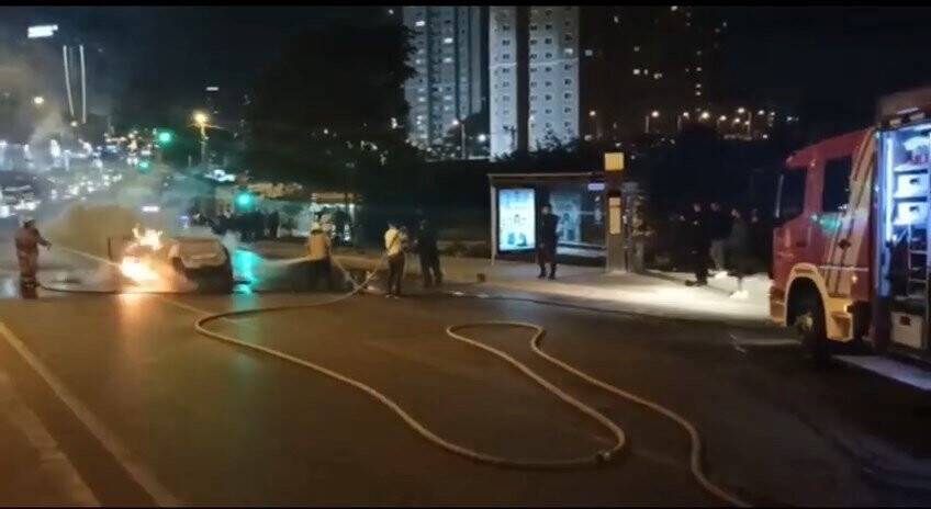 Alev alev yanan aracını çaresiz gözlerle izledi