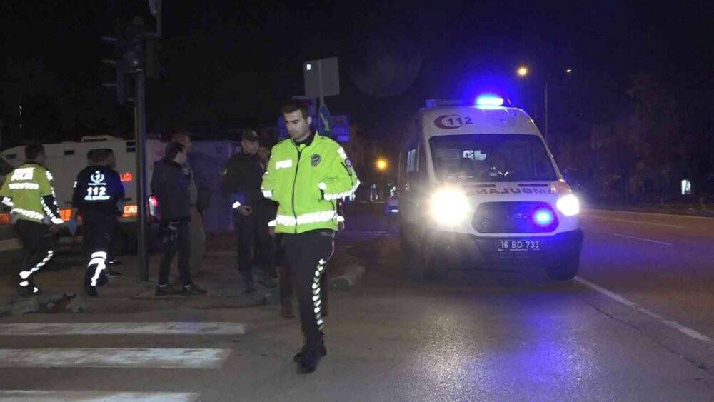 Ambulans yaya geçidindeki yaşlı kadına çarptı, ilk müdahaleyi ambulansta bulunan sağlıkçılar yaptı
