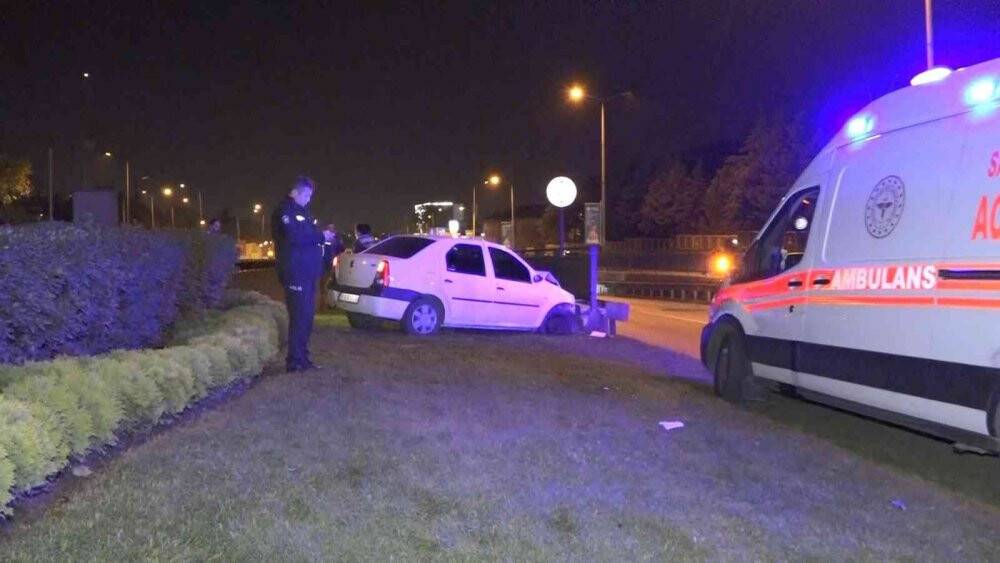 Bursa’da kontrolden çıkan araç bariyerlere çarptı