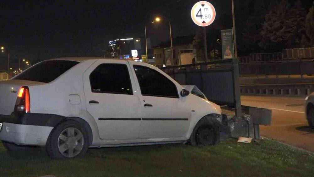 Bursa’da kontrolden çıkan araç bariyerlere çarptı