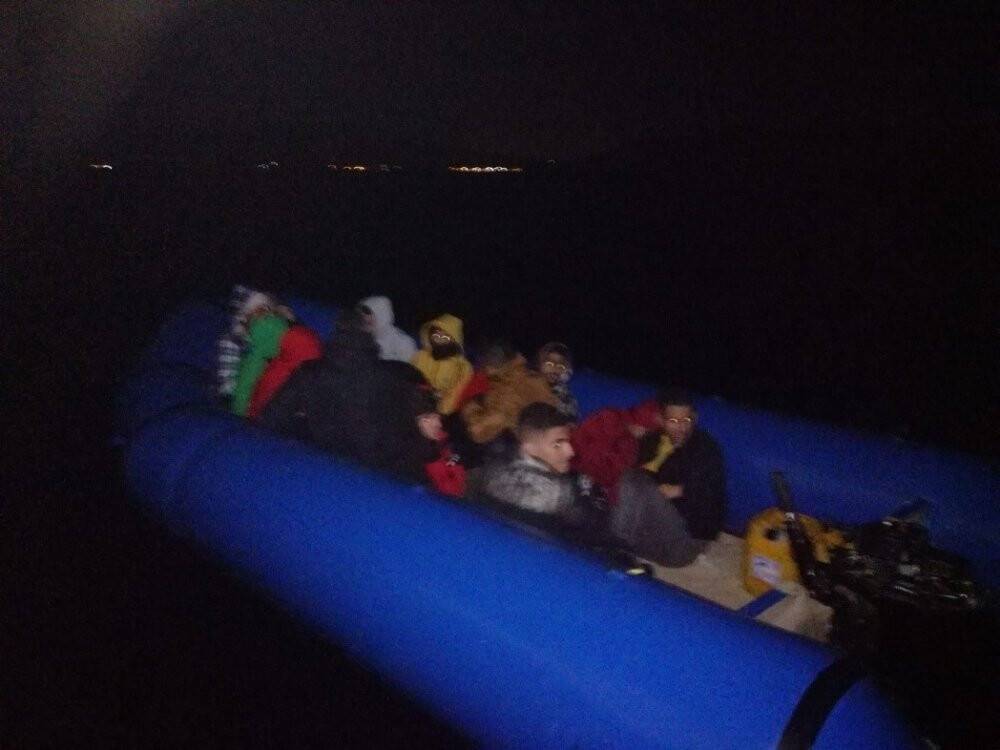 İzmir açıklarında 42 göçmen yakalandı, 14 düzensiz göçmen kurtarıldı
