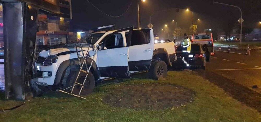 Kamyonet ile otomobil çarpıştı: 8 yaralı