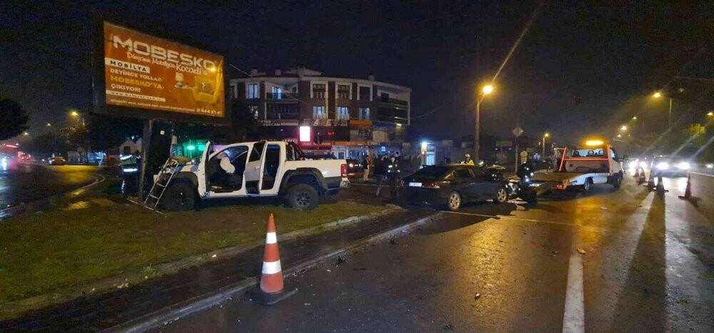 Kamyonet ile otomobil çarpıştı: 8 yaralı