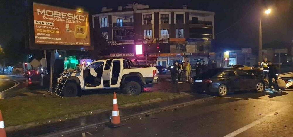 Kamyonet ile otomobil çarpıştı: 8 yaralı