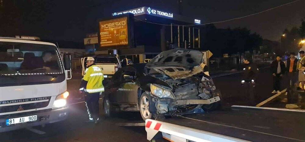 Kamyonet ile otomobil çarpıştı: 8 yaralı