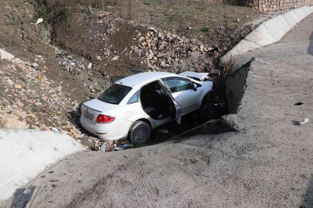 Kontrolden çıkan otomobil dere yatağına uçtu: 1’i ağır 2 yaralı
