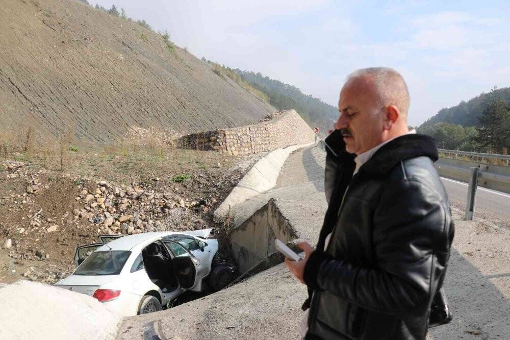 Kontrolden çıkan otomobil dere yatağına uçtu: 1’i ağır 2 yaralı