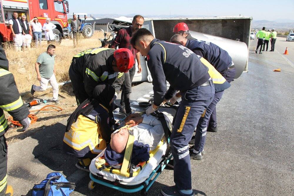 Lastiği patlayan süt kamyoneti yan yattı: 1 yaralı