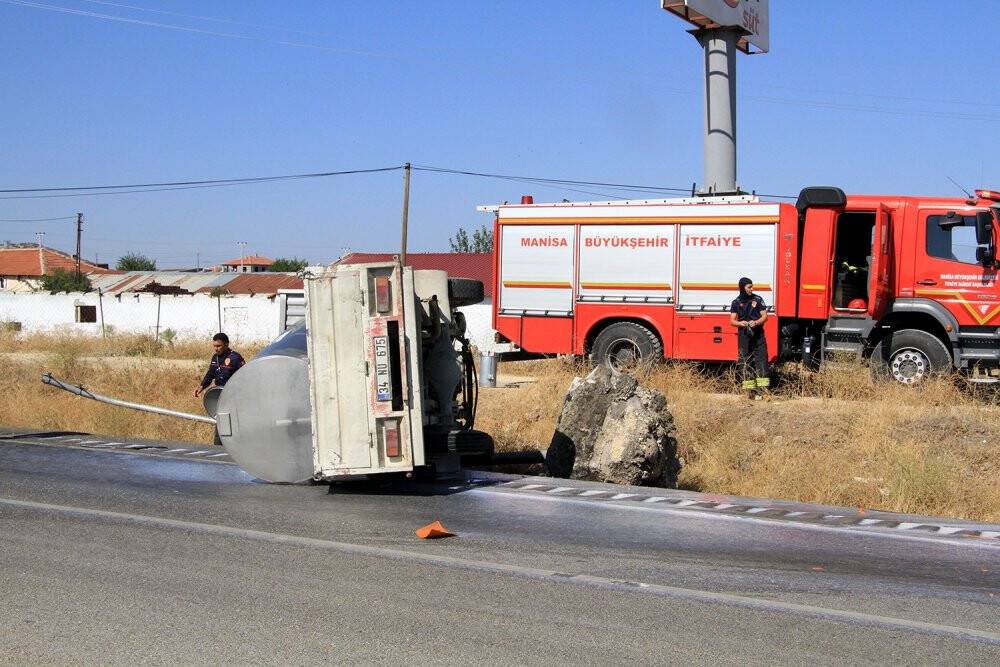 Lastiği patlayan süt kamyoneti yan yattı: 1 yaralı