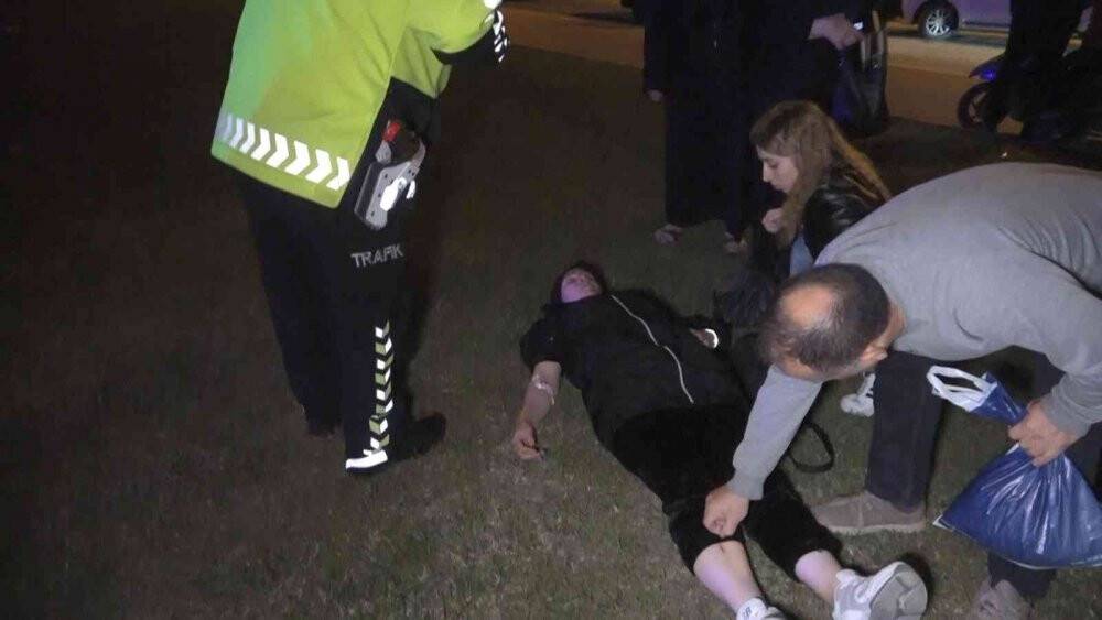 İşçi taşıyan servis minibüsü kamyonetle çarpıştı: 4 kişi yaralandı