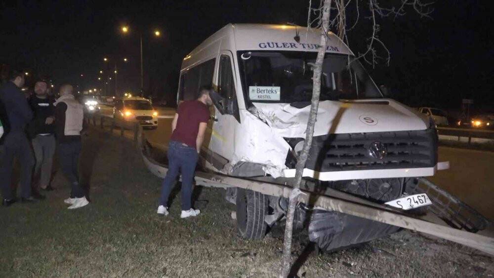 İşçi taşıyan servis minibüsü kamyonetle çarpıştı: 4 kişi yaralandı
