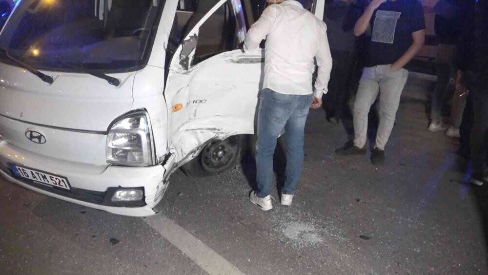 İşçi taşıyan servis minibüsü kamyonetle çarpıştı: 4 kişi yaralandı
