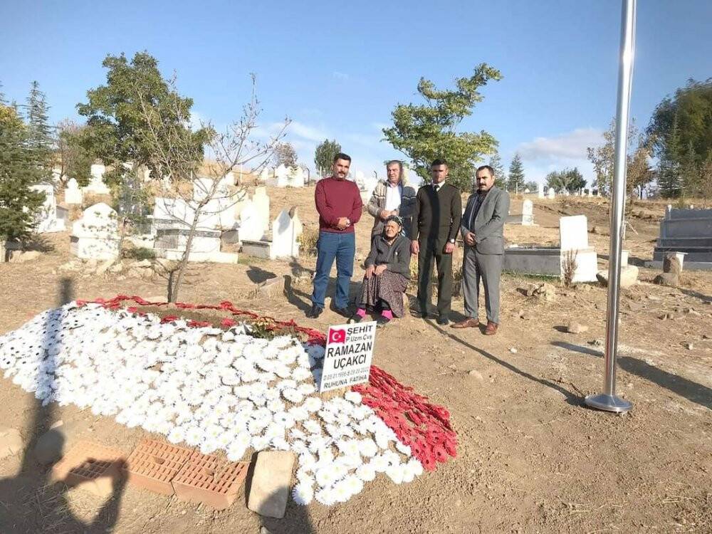 Komutan ve silah arkadaşları, şehit uzman çavuşu unutmadı