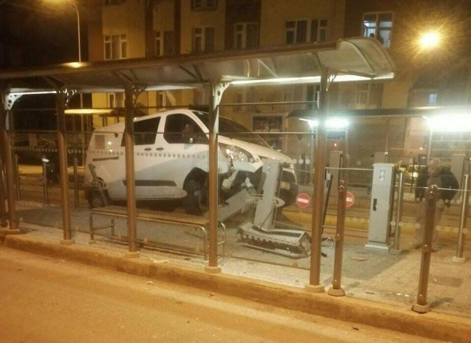 Minibüs tramvay durağına daldı, faciadan dönüldü