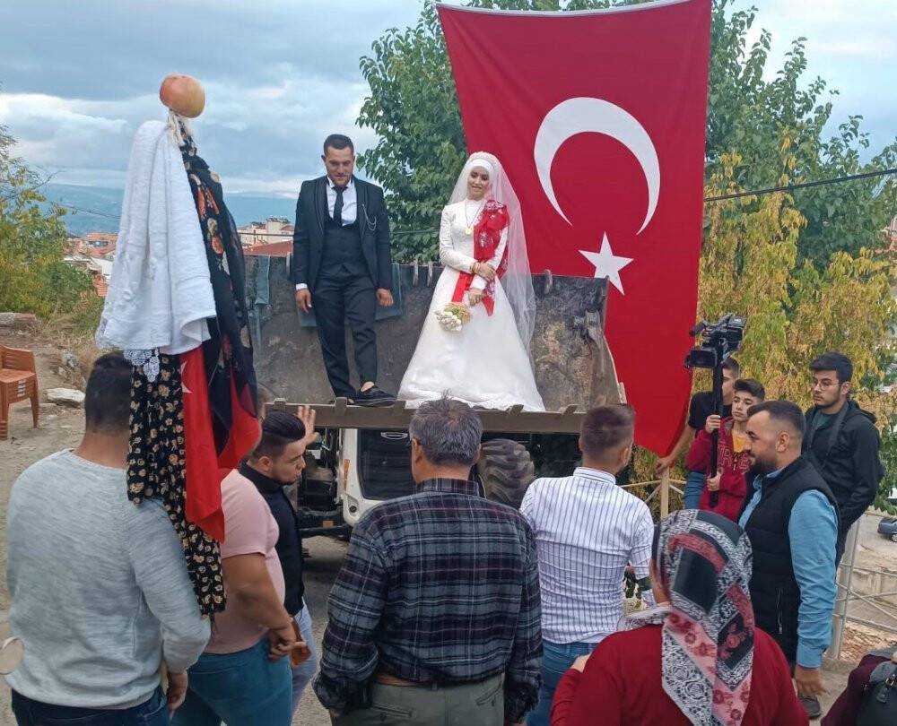 Operatör damat, gelinini kız evinden kepçeyle aldı