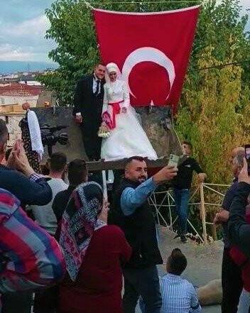 Operatör damat, gelinini kız evinden kepçeyle aldı