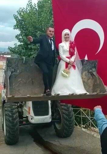 Operatör damat, gelinini kız evinden kepçeyle aldı