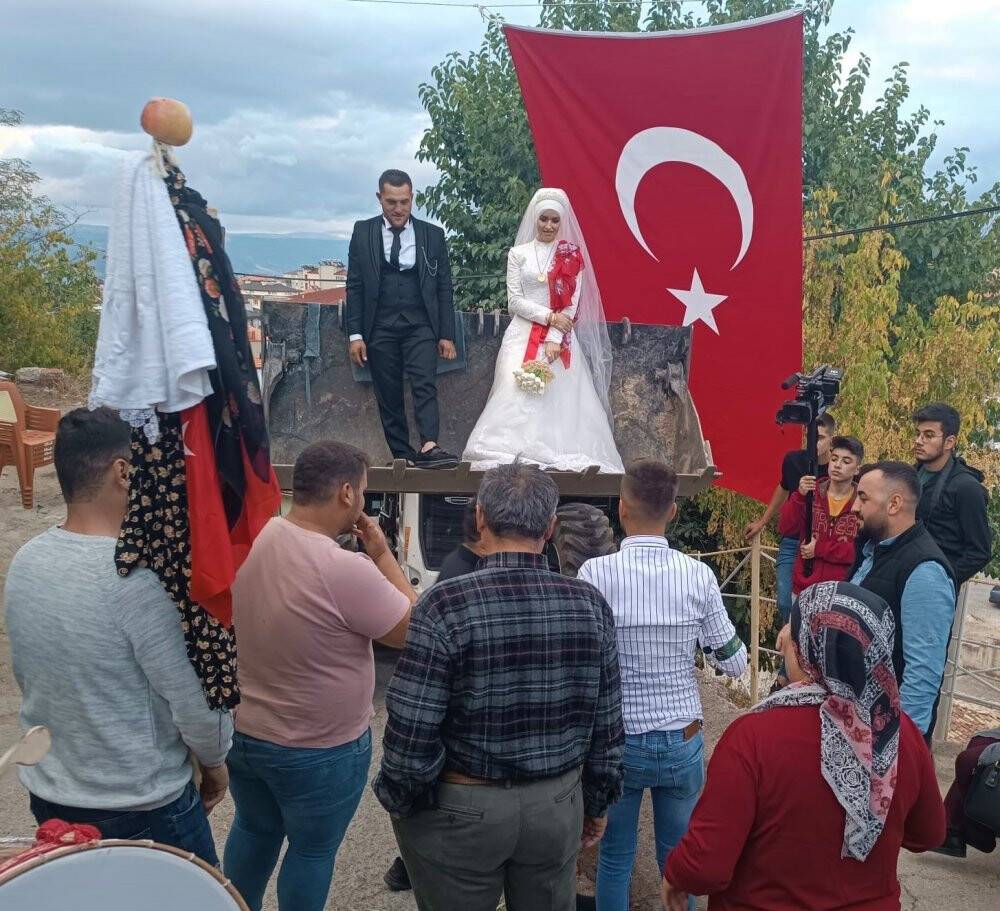 Operatör damat, gelinini kız evinden kepçeyle aldı