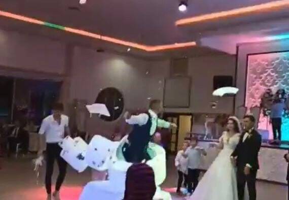 Öyle bir şaka yaptı ki gelin ve damadın aklı gitti